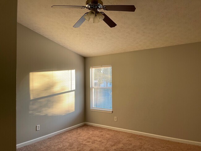 Building Photo - 1372 River Ridge Dr