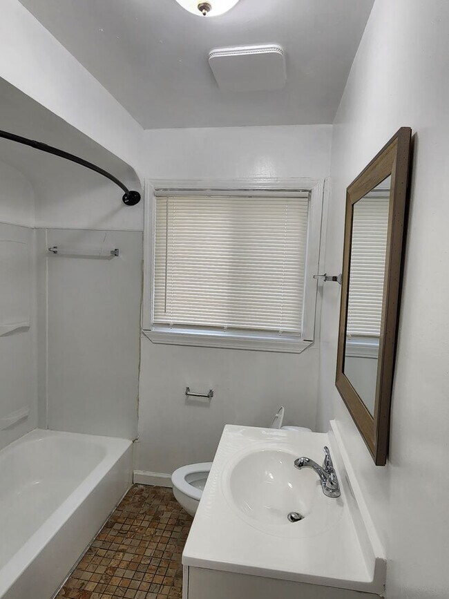 Foto del edificio - Welcome to this charming 3-bedroom, 1-bath...
