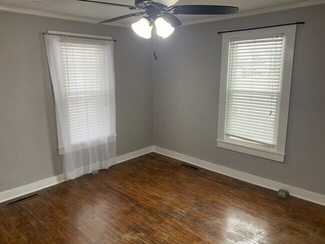 Building Photo - THREE BEDROOM HOME IN NEW BERLIN