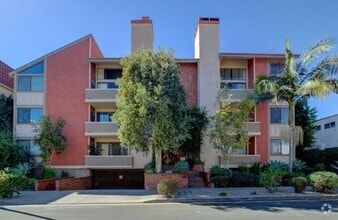 Building Photo - 2323 S Bentley Ave