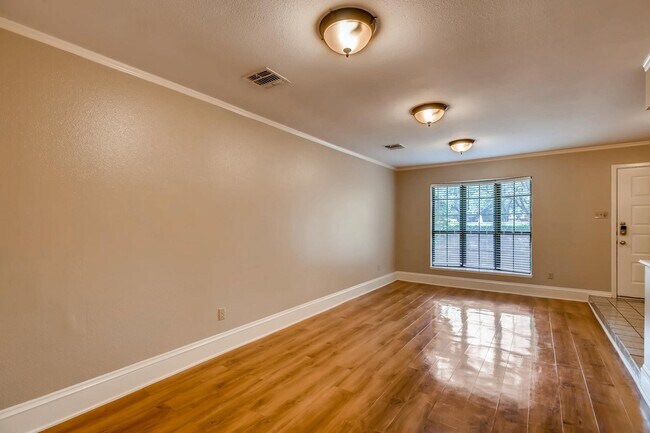 Foto del edificio - Spacious floor plan in established neighbo...