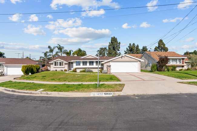 Building Photo - 12823 Delano St