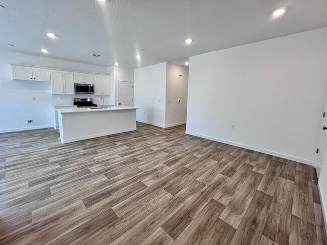 Building Photo - $2,595 Fowler & Dakota, 4 Bedroom 2 Bathro...