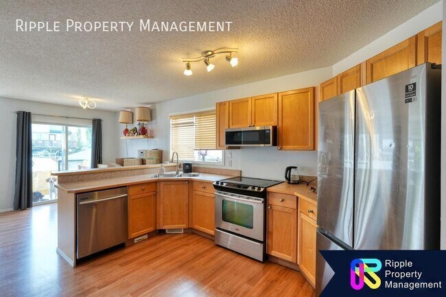 Photo du bâtiment - GORGEOUS 3 BEDS / 2 BATHS TOWNHOUSE IN THE COMMUNITY OF EVERGREEN