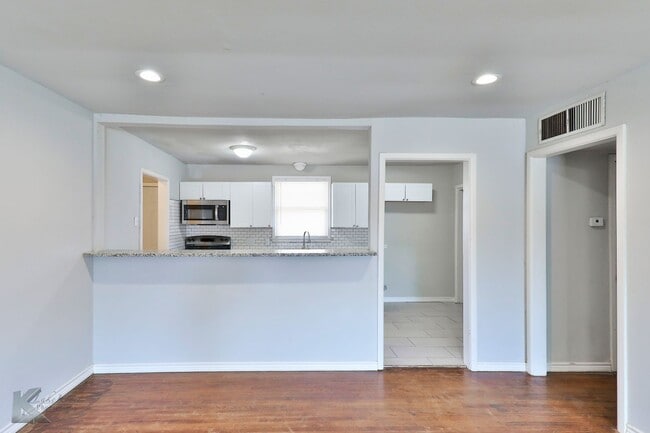 Building Photo - 3 bed, 2 bath, 1 large storage room, NO CA...