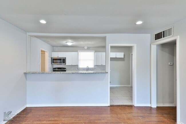 Foto del edificio - 3 bed, 2 bath, 1 large storage room, NO CA...