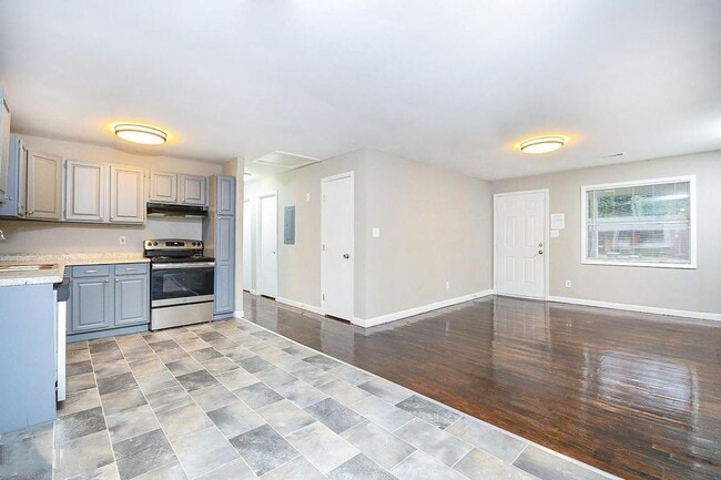 Building Photo - 185 Oak Dr SW