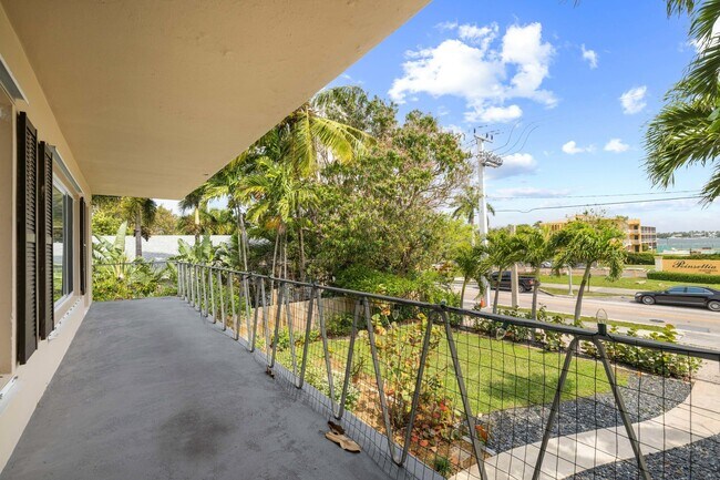 Building Photo - 5409-5411 N Flagler Dr