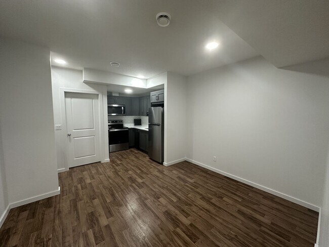 Photo du bâtiment - COZY AND BEAUTIFUL 1 BDRM+ 1 BATH, BASEMEN...