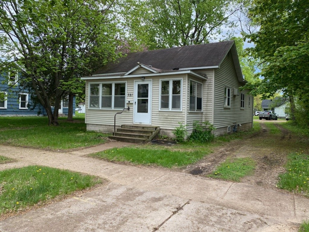 Foto principal - Superb 3 Bed 1 Bath close to UWEC! Availab...
