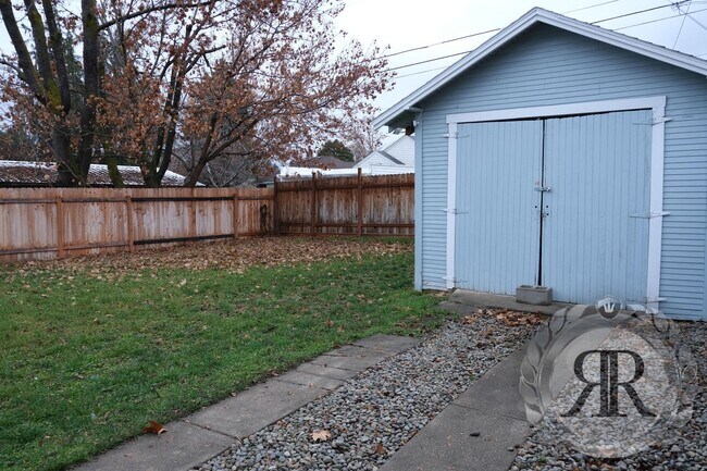 Building Photo - Large 3bd2ba Home in Central Yakima
