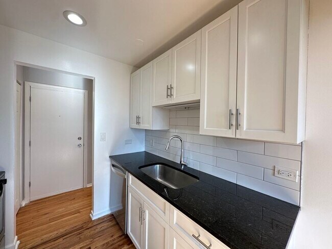 Building Photo - 6954 N Sheridan Rd