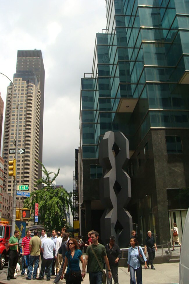 Building Photo - 307 E 44th St