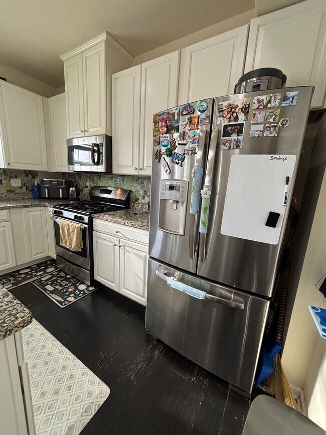 Foto del edificio - 3 Bedroom Townhome - Available March 1st!