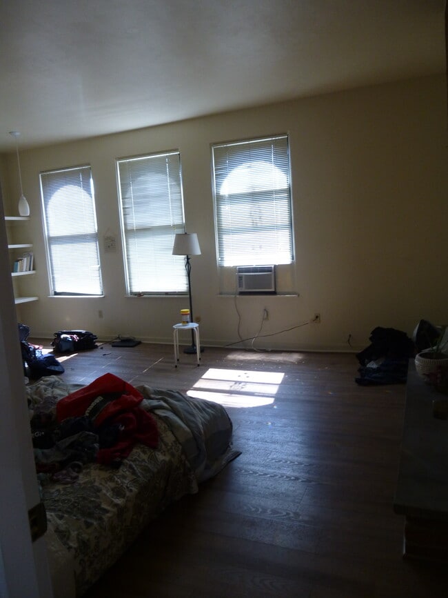 Building Photo - 340 Amber St