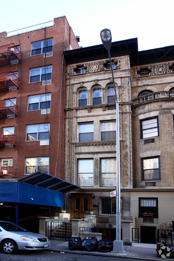 Foto del edificio - 223 W 70th St