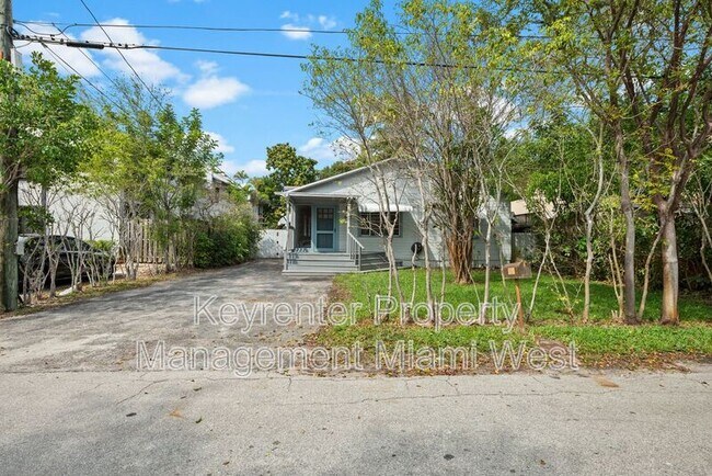 Building Photo - 825 SE 12th Ct