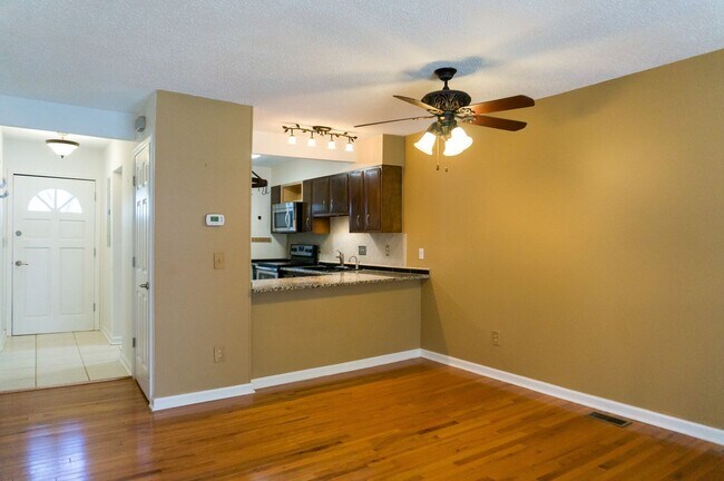 Building Photo - Charming Townhouse in Arden