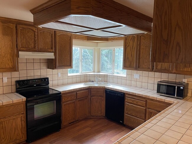 Foto del edificio - Magalia 3 bedroom 2 bath home, attached garage, low maintenance yard, california room