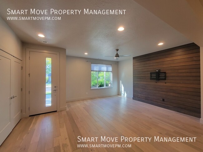 Foto del edificio - Exquisite Townhome in Harris Ranch w/Offic...