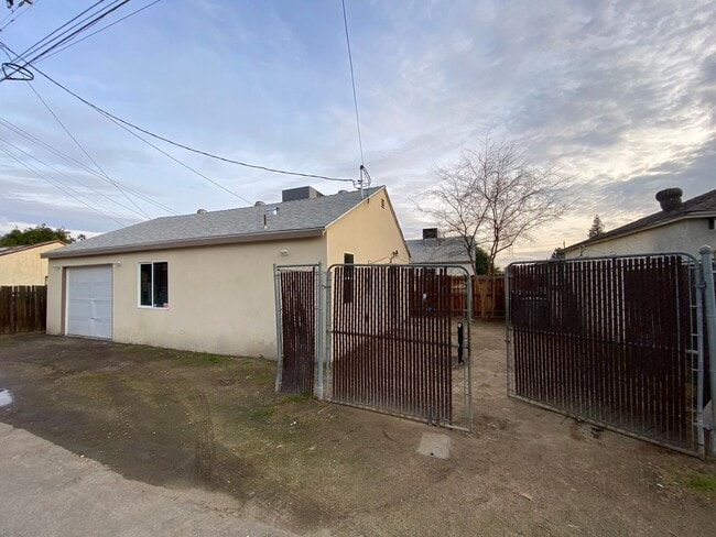 Foto del edificio - Charming 2 BD 1 BA House in Central SW Bakersfield