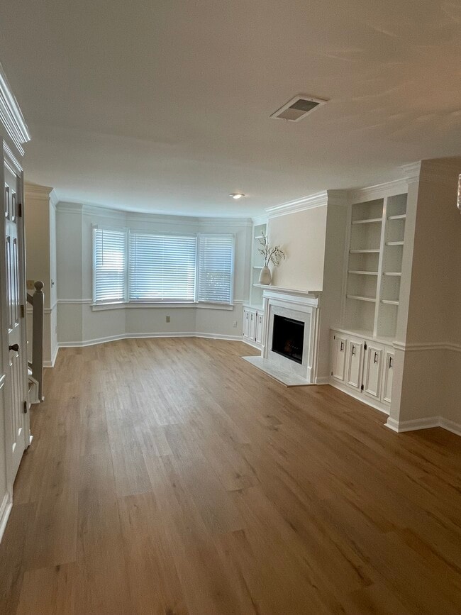 Main living area - 880 Lenox Oaks Cir NE