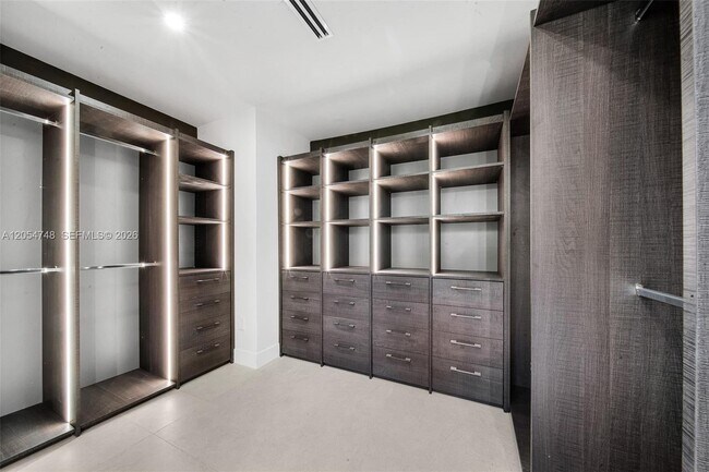 Foto del edificio - 899 NE 71st St