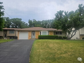 Building Photo - 704 Greenbriar Ln