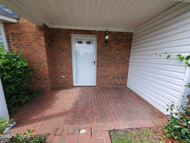 Building Photo - 213 Emily Dr