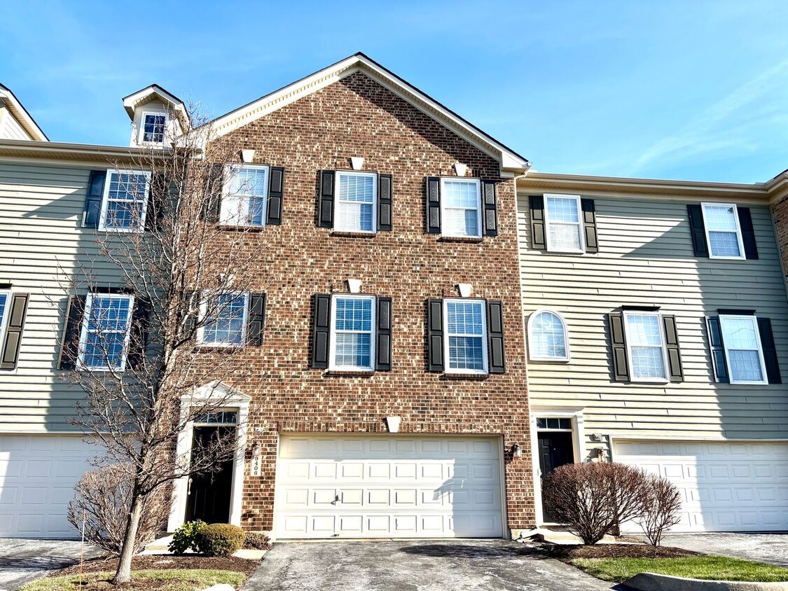Don't miss out on this great 3 bed 3.5 bath townhouse with tons of amenities! - Don't miss out on this great 3 bed 3.5 bath townhouse with tons of amenities!
