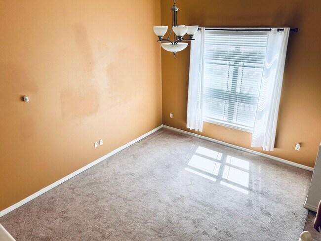 Foto del edificio - Spacious Townhome, Close to Fort Riley!