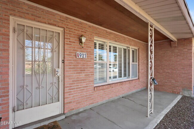 Building Photo - 921 Ash Ln