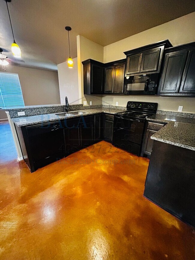 Building Photo - Move -in Special!! 3br 2ba duplex with 2 c...