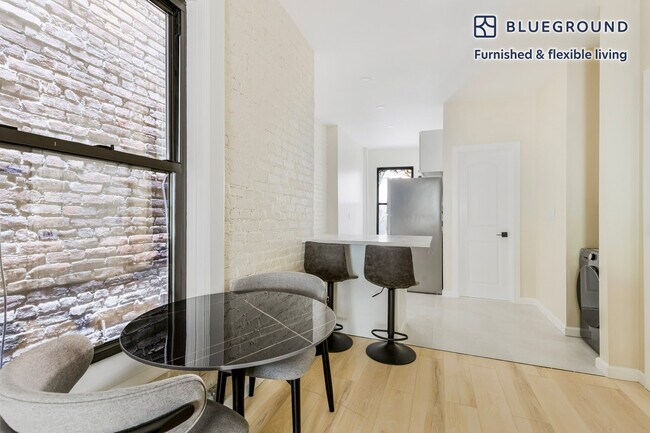 Foto del edificio - 251 W 18th St