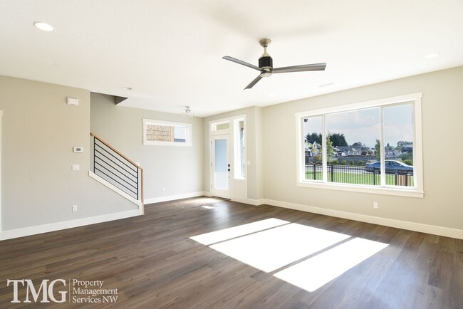 Building Photo - AmazingTownhome with Stunning Finishes! 1900+ Sq Ft, Fenced Yard!
