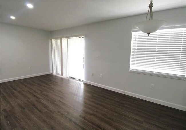 Building Photo - 2467 Twin Dr