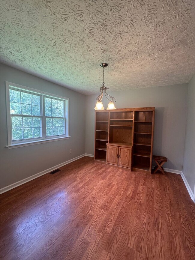 Foto del edificio - Beautiful 3BR Home for Rent in Toccoa, GA with Fenced Yard & 2-Car Garage