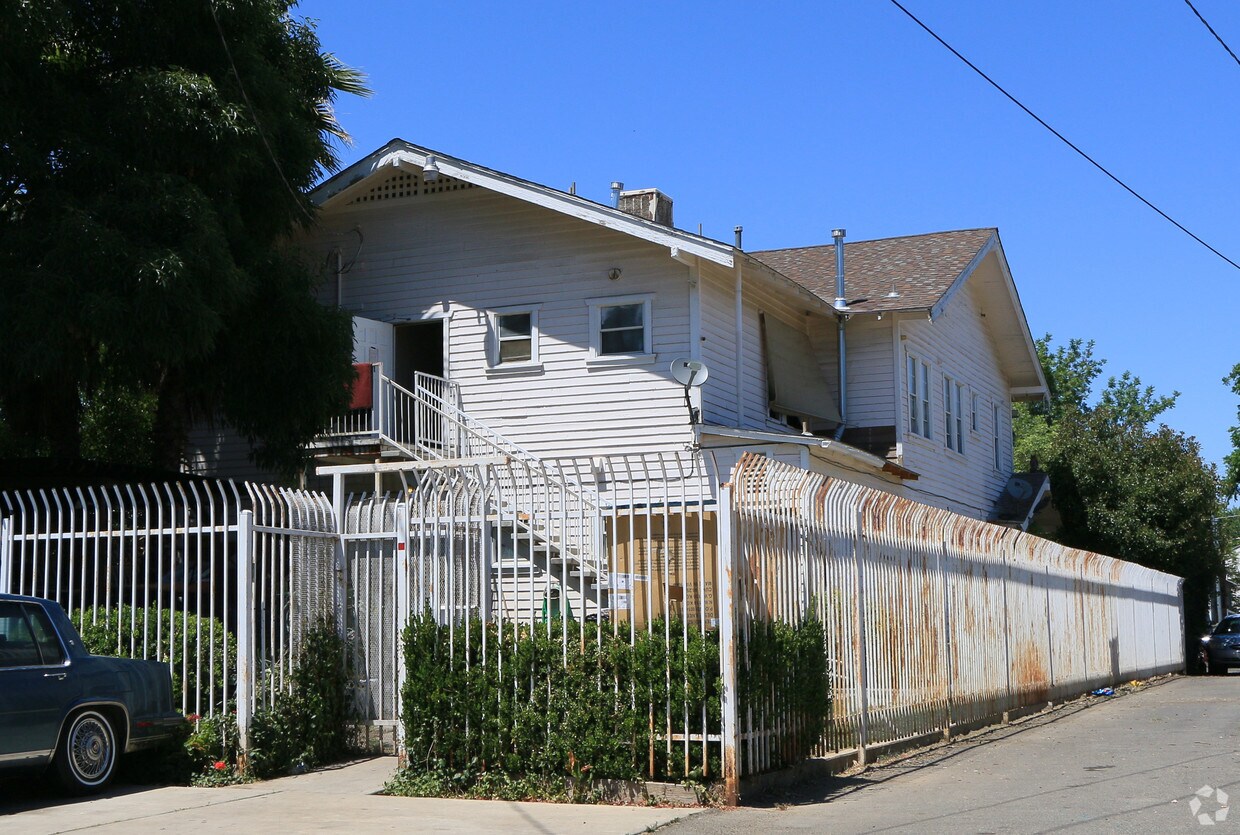 Building Photo - 314 W 19th St