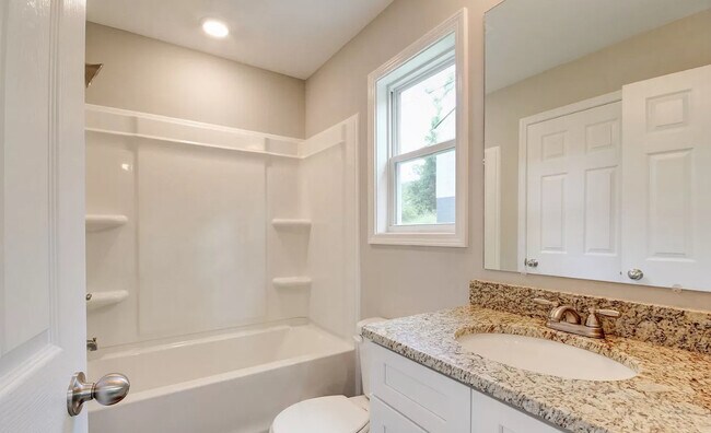 Building Photo - 925 Woody Hills Dr