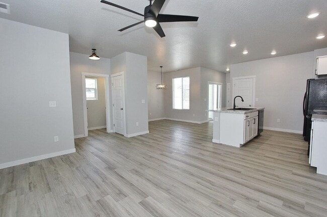 Building Photo - Clean Home in Quiet Neighborhood