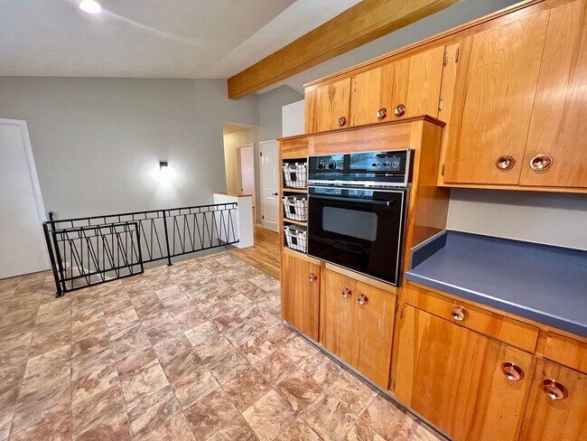 Foto del edificio - 5 Bedroom / 3 Bathroom West End Home