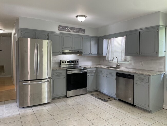 Building Photo - BEAUTIFUL 3 BED, 1.5 BATH BRICK HOME LOCAT...