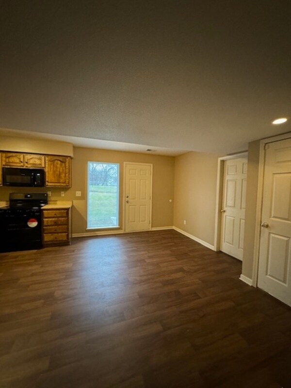 Building Photo - 9018 E 85 St