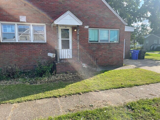 Building Photo - 915 Mapole Ave