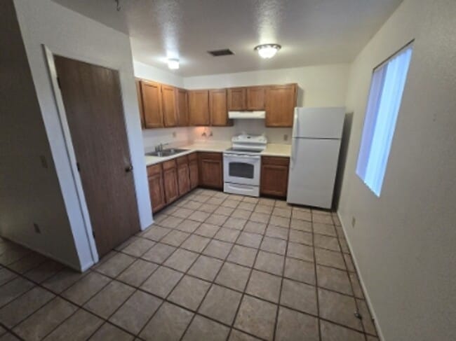 Building Photo - TRIPLEX 2BD/1BA COMING SOON!!! SPACIOUS BACKYARD!!