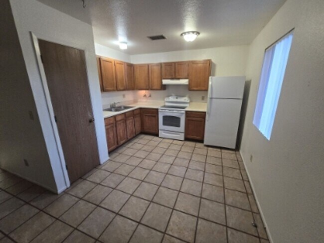 Foto del edificio - TRIPLEX 2BD/1BA COMING SOON!!! SPACIOUS BACKYARD!!