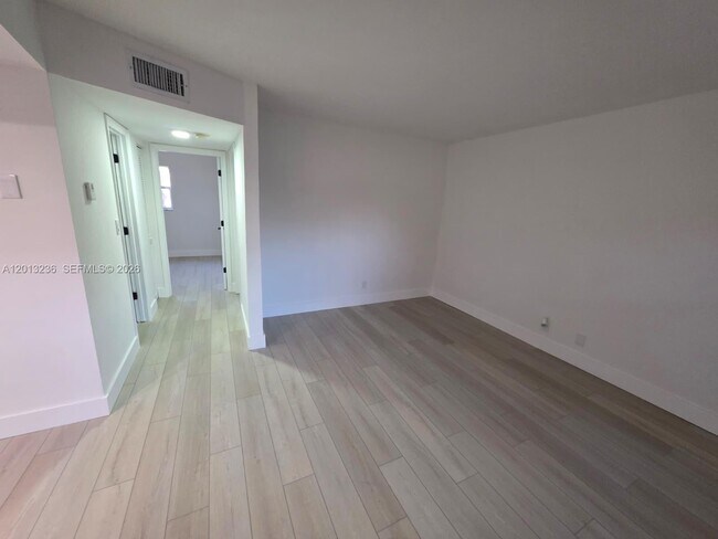 Foto del edificio - 101 NE 41st St