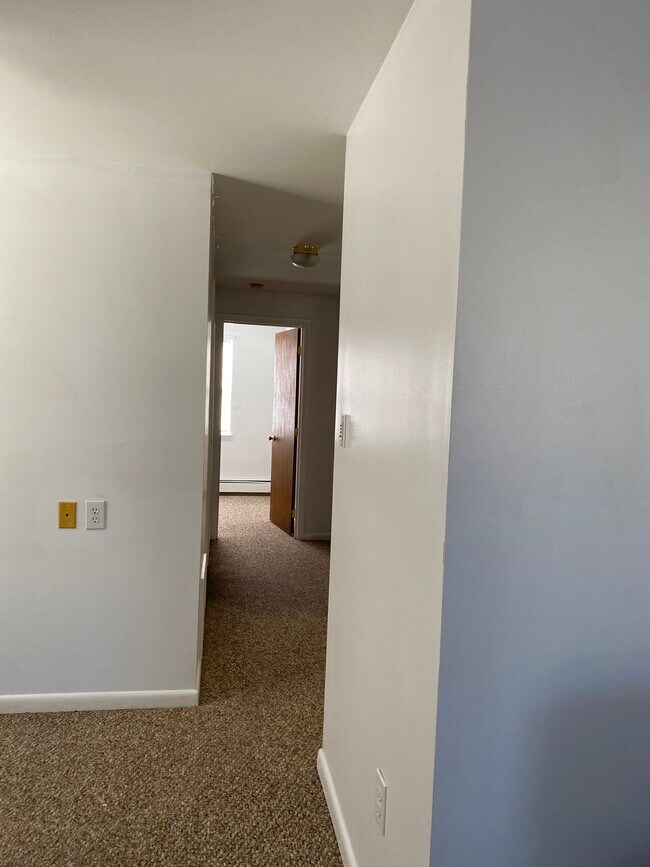 Building Photo - 301 Walnut Ct Way