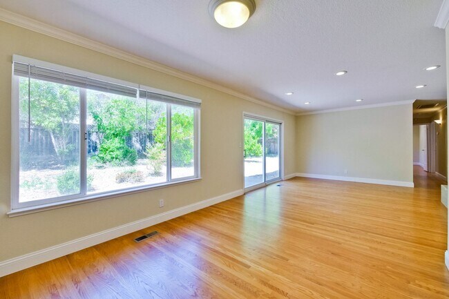 Foto del edificio - Spacious Home l Massive 12,525 Sq Ft Lot l...