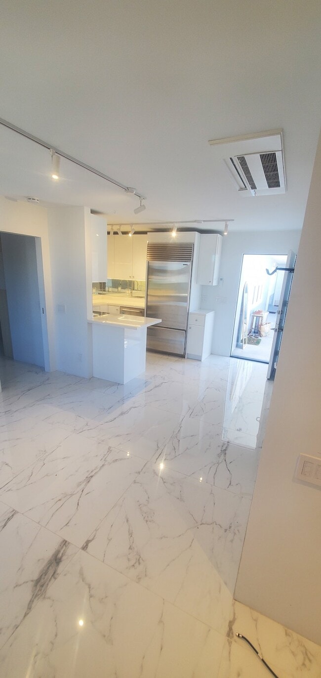 Foto del edificio - 705 E Balboa Blvd